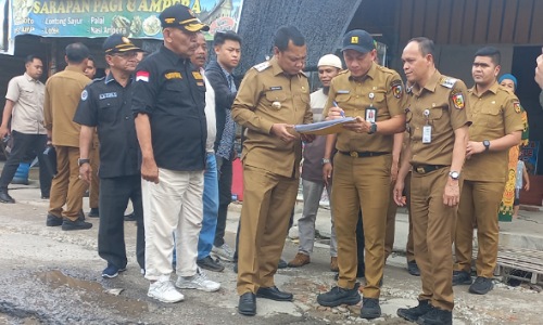 Pj Walikota Pekanbaru, Muflihun saat meninjau jalan rusak.(foto: mg2/halloriau.com)