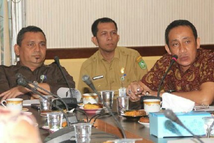 Kepala Bappeda H Jondi Indra Bustian (kiri) bersama Kepala Bidang Perencanaan, Pengendalian dan Evaluasi Rinto (tengah).