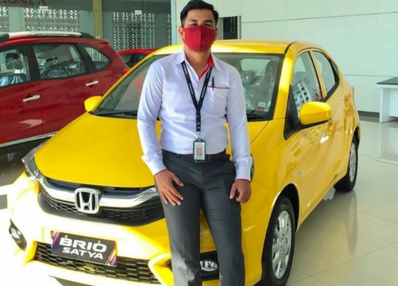 Salah seorang sales Honda SM Amin bersama Brio Satya.