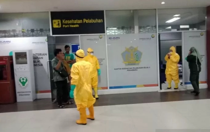 Disinfeksi di Bandara SSK II Pekanbaru.