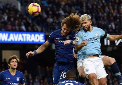  Sergio Aguero memenangi duel udara melawan David Luiz pada pertandingan Manchester City vs Chelsea di Stadion Etihad dalam lanjutan Liga Inggris, 10 Februari 2019. FOTO:FP/PAUL ELLIS