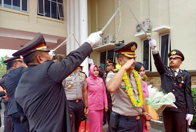 AKBP Restika P Nainggolan SIK dilepas dengan upacara Pedang Pora.