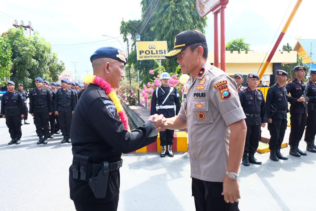 Penyambutan satu kompi Satuan personel Brimob Polda Riau.