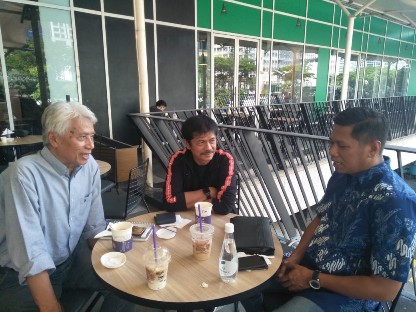 Mahmuzin Taher saat berbincang bersama Indra Sjafri selaku Direktur Teknik PSSI dan Penasihat Direktur Teknik PSSI, Danurwindo, di Kantor PSSI, FX Senayan, Jakarta