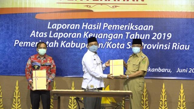 Bupati Kabupaten Inhil, HM Wardan menerima sertifikat Opini WTP dari BPK Riau.