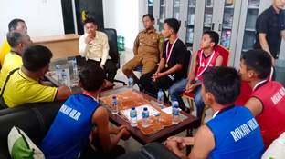 Bupati Rohil Afrizal Sintong apresiasi atlet wushu yang berlaga di Kejurnas Surabaya (foto/zal)