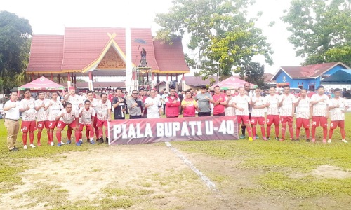 Bupati Pelalawan, Zukri Misran bersama tim peserta Bupati Pelalawan Cup U-40.(foto: andi/halloriau.com)
