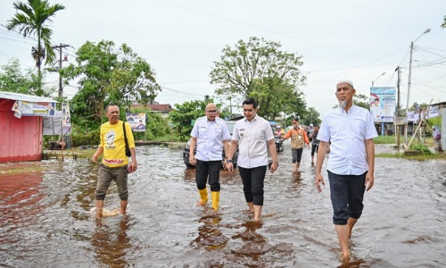 Walikota Dumai H. Paisal saat meninjau banjir di Jalan Dock Yard Kota Dumai akibat hujan deras belum lama ini.(foto: bambang/halloriau.com)