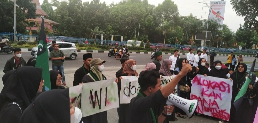 Massa HMI Pekanbaru demo BBM di DPRD Riau. 