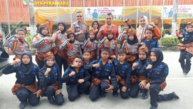 DP3APM Kota Pekanbaru Chairani (kanan) saat Hari Anak Nasional 2023 (foto/rahmat)