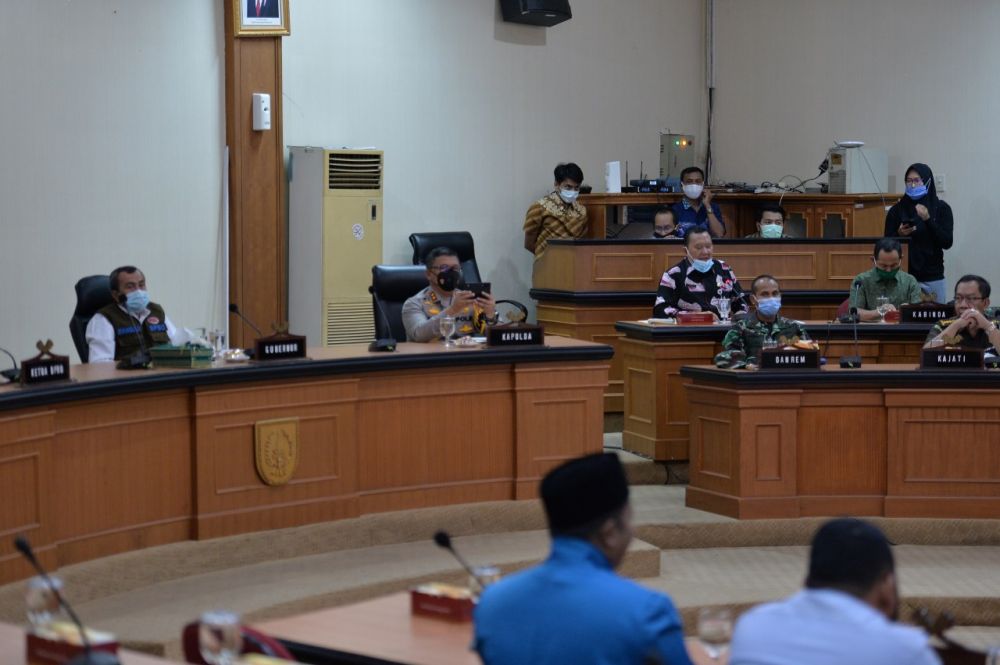 Gubernur Riau saat membahas dan mensosialisasikan undang-undang Cipta kerja  bersama Forkopimda