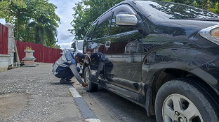 Petugas Dishub Pekanbaru gemboskan ban mobil parkir sembarangan (foto/Rahmat)