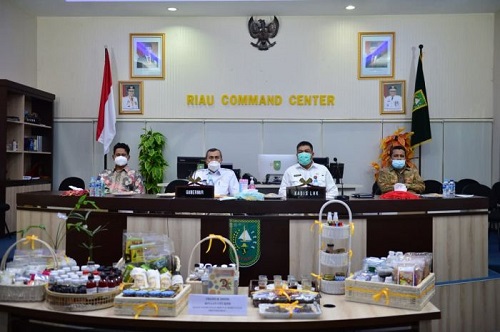 Gubri Syamsuar didampingi Kepala Dinas LHK Provinsi Riau, Maamun Murod meresmikan secara virtual Kegiatan Penyiapan Usaha Mikro Kecil Menengah