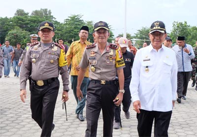   Bupati Kabupaten Inhil HM Wardan mendampingi Kapolda Riau, Irjen Pol Nandang dan Danrem 031/Wirabima, Brigjen TNI Sonny Aprianto meninjau pemungutan suara