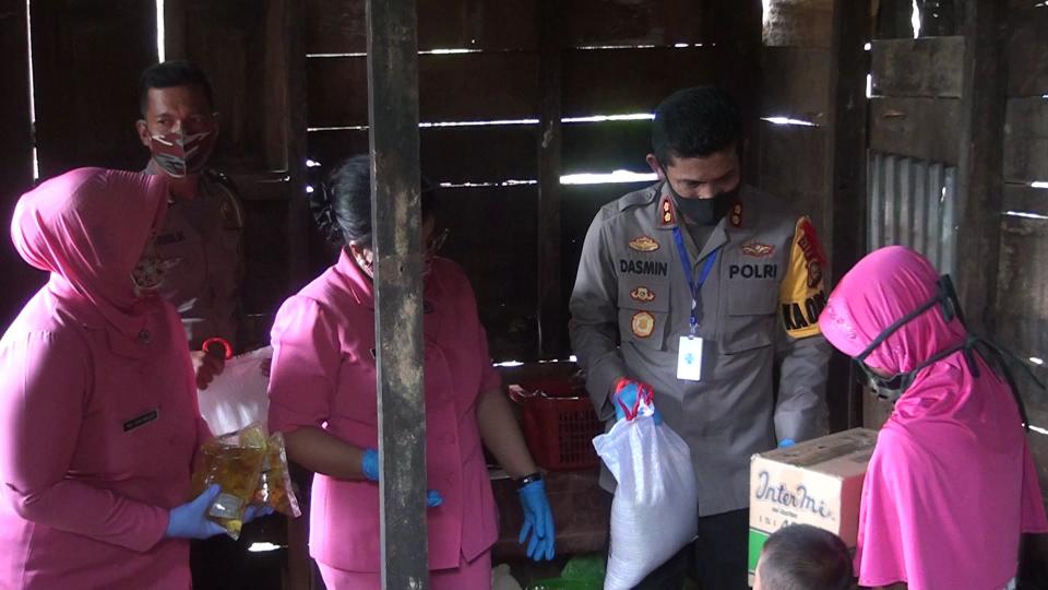 Kapolres Rohul AKBP Dasmin Ginting didampingi Ketua Bhayangkari Polres Rohul, salurkan bantuan paket sembako bersempena HUT ke-74 Bhayangkara.