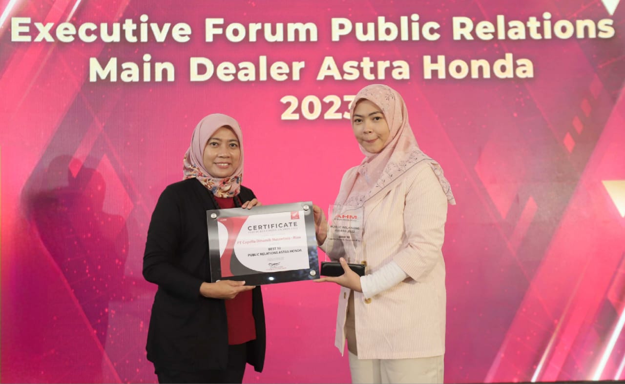Senior Manager Corporate Communication PT AHM Ibu Rina Listiani menyerahkan sertifikat penghargaan The Best Top 10 Public Relation Main Dealer kepada PIC Public Relation PT CDN Riau Endri Lestari.(foto: istimewa)