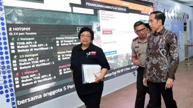 Presiden Joko Widodo saat meninjau ruangan yang dijadikan posko untuk penanganan kebakaran hutan dan lahan (karhutla) di Provinsi Riau.