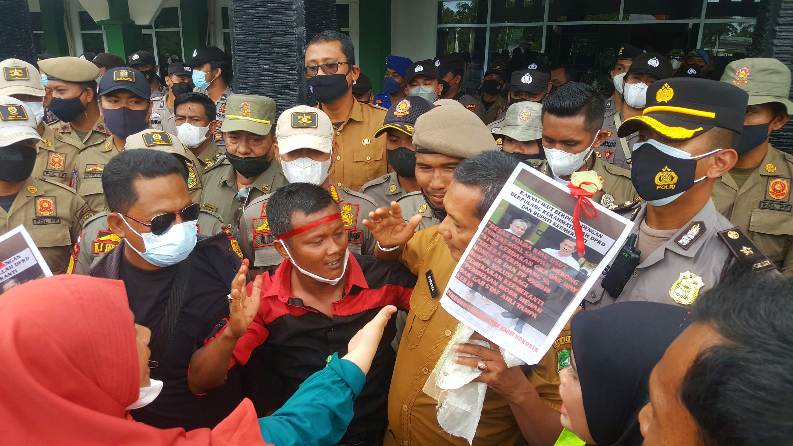 Massa aksi menyerahkan hadiah berupa replika nisan kepada pejabat Pemkab Kepulauan Meranti sebagai simbol matinya demokrasi