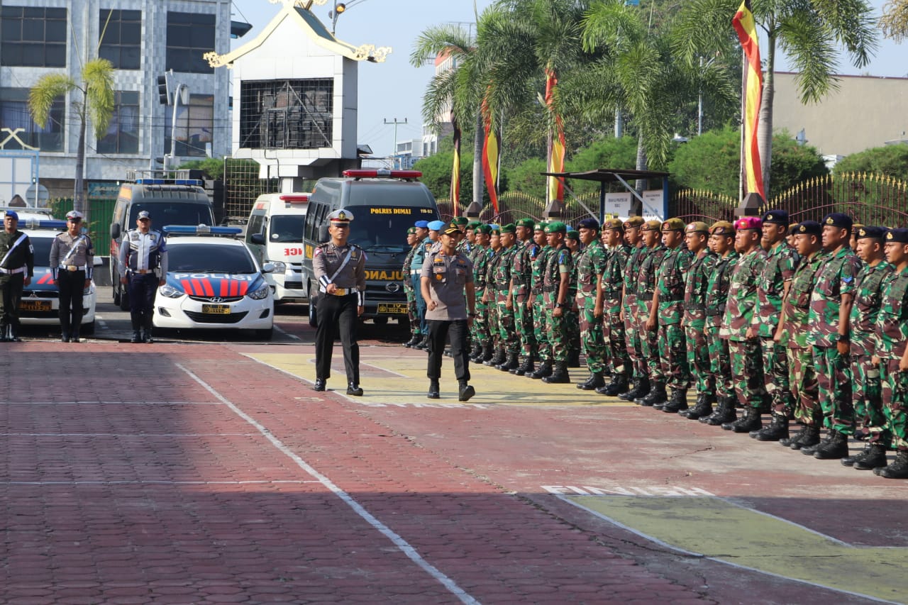 Wakapolres Dumai Kompol Alex Sandy Siregar memeriksa pasukan dalam upacara Operasi Patuh Muara Takus tahun 2019 di Mapolres Jalan Sudirman Dumai, Kamis (29/8/2019) 