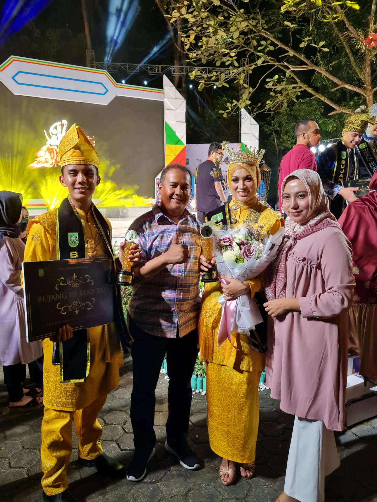 Kepala Disparpora Kepulauan Meranti bersama istri yang mendampingi Bujang dan Dara tampil di ajang Pemilihan Bujang dan Dara Provinsi Riau