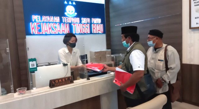 Ketua Umum LSM Perisai Sunardi mengantarkan berkas terkait laporannya terhadap penerbitan izin lokasi PT DSI yang terbitkan oleh Bupati Siak, Selasa (29/3/2022) ke Kejati Riau. 