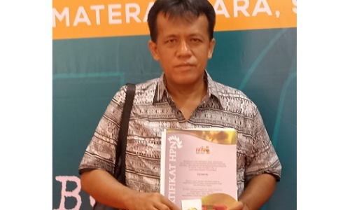 Wartawan Metro Riau, Dasmun Ahmad menerima penghargaan PCNO saat HPN 2023 di Medan.(foto: istimewa)