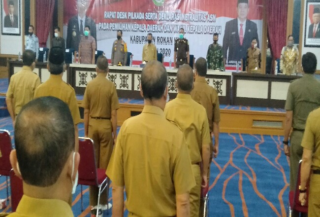 Pjs Bupati Masrul Kasmy, Kapolres, Ketua KPU, Ketua Bawaslu dan pejabat Forkompinda, menyaksikan pengucapan deklarasi netral ASN di Pilkada Rohul.
 