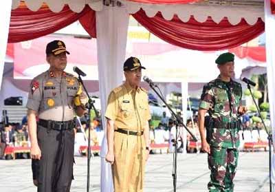 Danrem, Kapolda dan Gubernur Riau saat Apel Siaga Kesiapan Pemilu di Halaman Kantor Gubernur Riau.