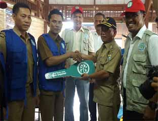 Bupati Pelalawan H M Harris didampingi Direktur RAPP Rudi Fajar menyerahkan secara simbolis kunci hand tractor kepada para Kepala di Desa Pelalawan