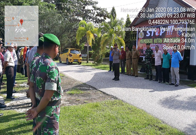   Camat Kabun Anang Perdana Putra, Kapolsek, para Kanit dan Anggota, Danramil 08/Tandun serta 4 Anggota dan yang hadir deklarasi Komit Pencegahan dan Penanganan Karhutla.