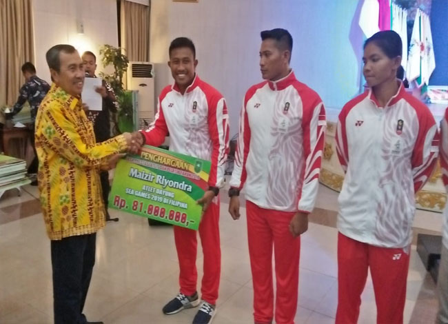 Gubernur Riau Syamsuar pada acara penyerahan penghargaan prestasi atlet dan pelatih tahun 2019. 