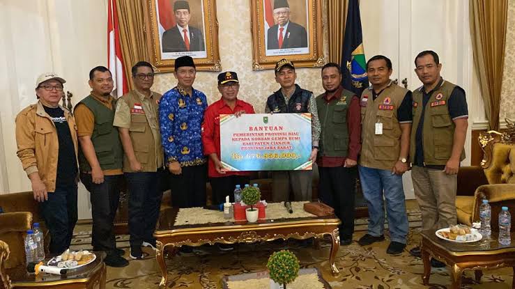 Bupati Cianjur menerima bantuan donasi untuk korban gempa dari Pemprov Riau.(foto: mcr)