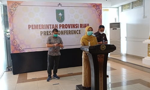  Kadiskes Riau, Mimi Yuliani Nazir saat konferensi pers di Gedung Daerah, Selasa (1/12/2020).
