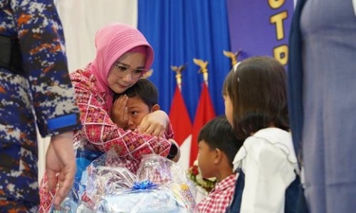 Ketua Bhayangkari Daerah Riau, Nindya M Iqbal memeluk erat putra-putri Almarhum.(foto: bayu/halloriau.com)