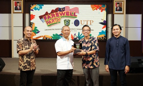  Supervisor Al Rhazes Jr UTP Malaysia, Dr Khairul Jumbri bersama Rektor UIR, Prof Dr H Syafrinaldi SH MH saat farewell party UTP Malaysia-UIR.(foto: istimewa)