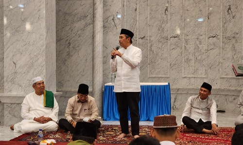 Gubernur Riau H Syamsuar menyampaikan sambutan pada kegiatan safari Ramadhan di DIC Dumai, Rabu malam (29/3/2023).(foto: bambang/halloriau.com)