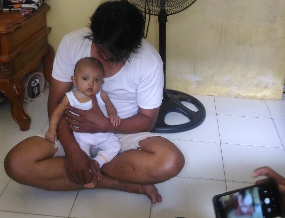 Koko dan bayinya Tiwi Sazmaya yang butuh uluran tangan agar bisa dioperasi demi kesembuhan penyakit yang diidapnya.