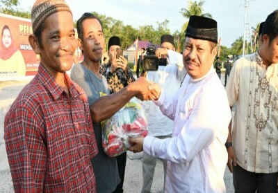 Bupati Bengkalis Amril Mukminin menyerahkan Sembako Murah kepada perwakian warga Kecamatan Bengkalis.