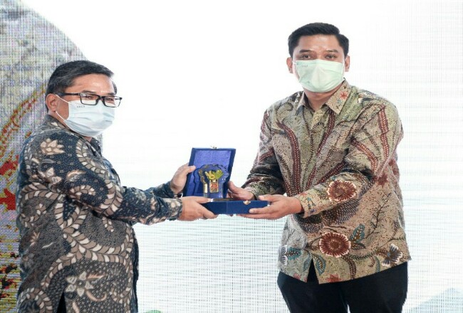 GM EMP Malacca Strait SA, Kelik Rudi Suharya, menerima plakat dari Wakil Menteri Lingkungan Hidup dan Kehutanan RI, Alue Dohong, pada kegiatan pencanangan “Rehabilitasi Daerah Aliran Sungai (DAS) untuk Pemulihan Lingkungan dan Meningkatkan Ekonomi Masyarakat di Masa Pandemi Covid-19” di Jakarta