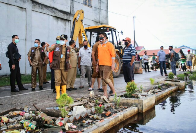 Walikota Dumai H Zulkifli As meninjau drainase yang tersumbat akibat sampah plastik di Jalan Bangun Sari, Senin (28/9/2020).