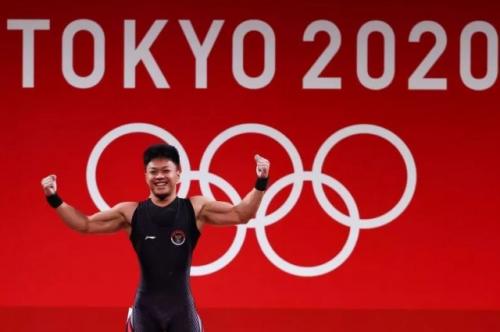 lifter Indonesia, Rahmat Erwin Abdullah mengukir rekor di Olimpiade Tokyo 2020. 