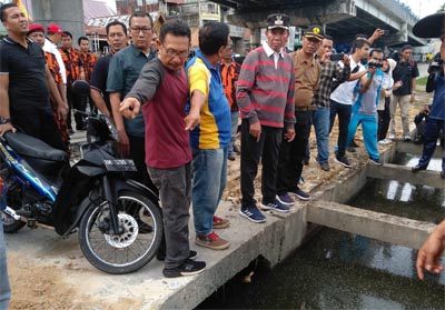 Walikota Pekanbaru Firdaus saaat tinjau proyek drainase di Jalan Kota Baru.