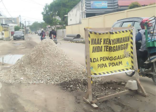 Tanah galian pipa PDAM Pekanbaru memakan bahu jalan.(foto: dok/halloriau.com)