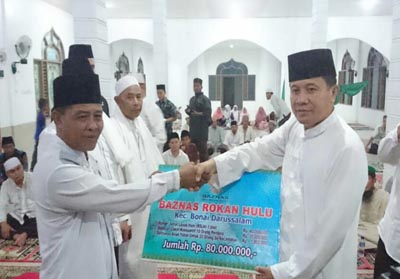 Pj Sekda Rohul Abdul Haris, berikan bantuan saat Safari Ramadhan di Desa Sontang Kecamatan Bonai Darussalam.