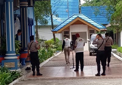 Penyidik KPK mendatangi kediaman walikota Dumai di Jalan Putri Tujuh.