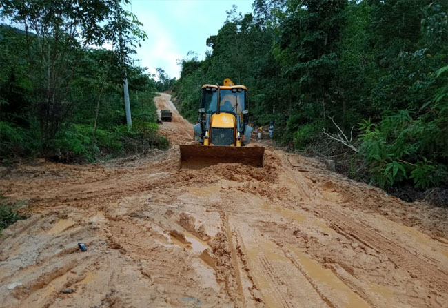 Alat berat milik Dinas PUPR Rohul melakukan penanganan sementara jalan lintas Provinsi Riau Rokan - Banjar Datar, di Rokan IV Koto yang rusak parah sejak dua bulan terakhir akibat tingginya curah hujan di Rohul, agar bisa dilintasi kendaraan masyarakat.