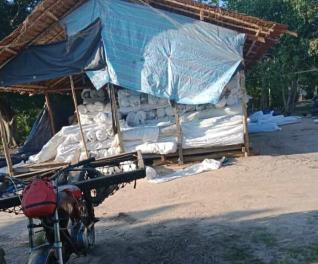 Barang bukti ribuan roll bahan tekstil di Desa Tanjung Gadai, Kecamatan Tebingtinggi Timur, Kepulauan Meranti berhasil diamankan petugas.