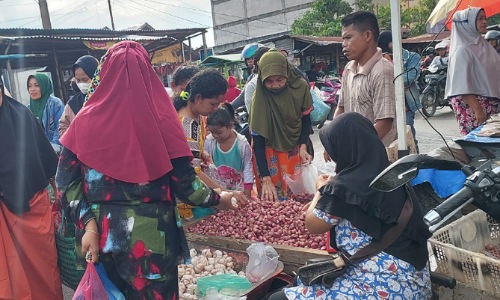 Aktivitas jual beli di Pasar Bundaran Kelurahan Jayamukti Kota Dumai, Kamis (12/1/2023).(foto: bambang/halloriau.com)