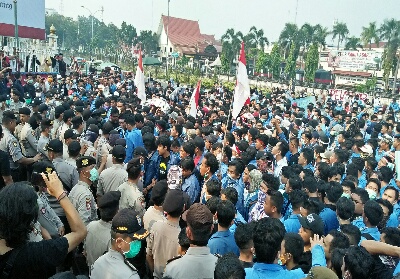 Ribuan mahasiswa UIN Suska berdemo di Kantor Gubernur Riau yang berujung bentrokan dengan aparat.