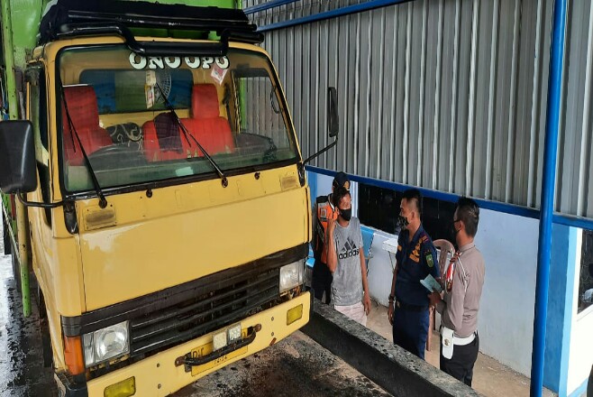 Kasat Lantas Polres Dumai, AKP Agustinus  Chandra ‎Pietama mengawasi kendaraan barang yang melewati jembatan timbang sebelum masuk ke Ro-Ro Dumai - Rupat. 